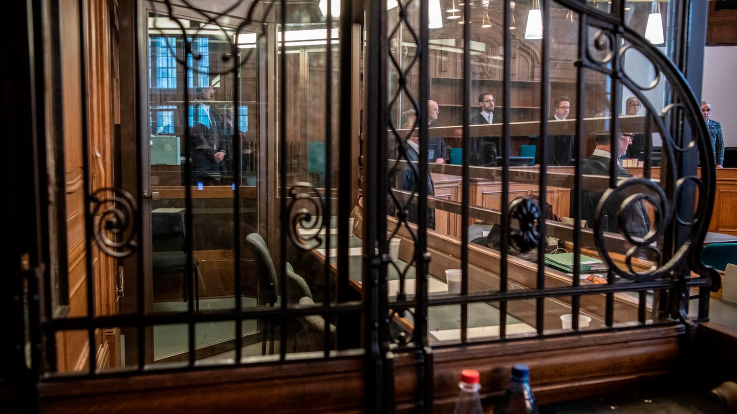 Leere Anklagebänke sind in einem Verhandlungssaal des Kriminalgerichts in Moabit zu sehen