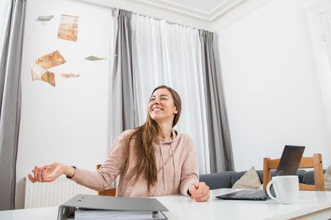 Frau wirft mit Geld