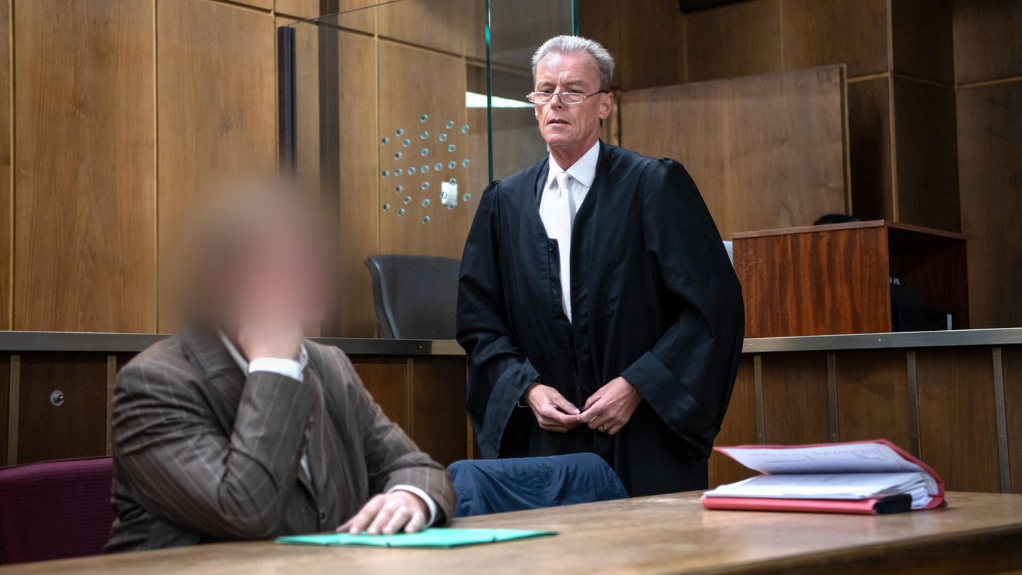Im Prozess hat die Angeklagte, begleitet von ihrem Anwalt Helmut Wöhler, die Taten gestanden