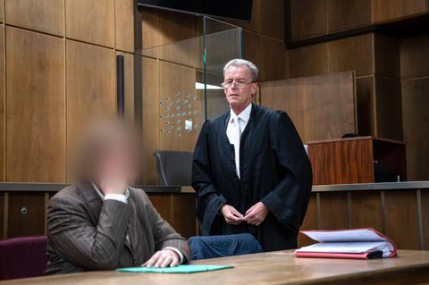 Im Prozess hat die Angeklagte, begleitet von ihrem Anwalt Helmut Wöhler, die Taten gestanden