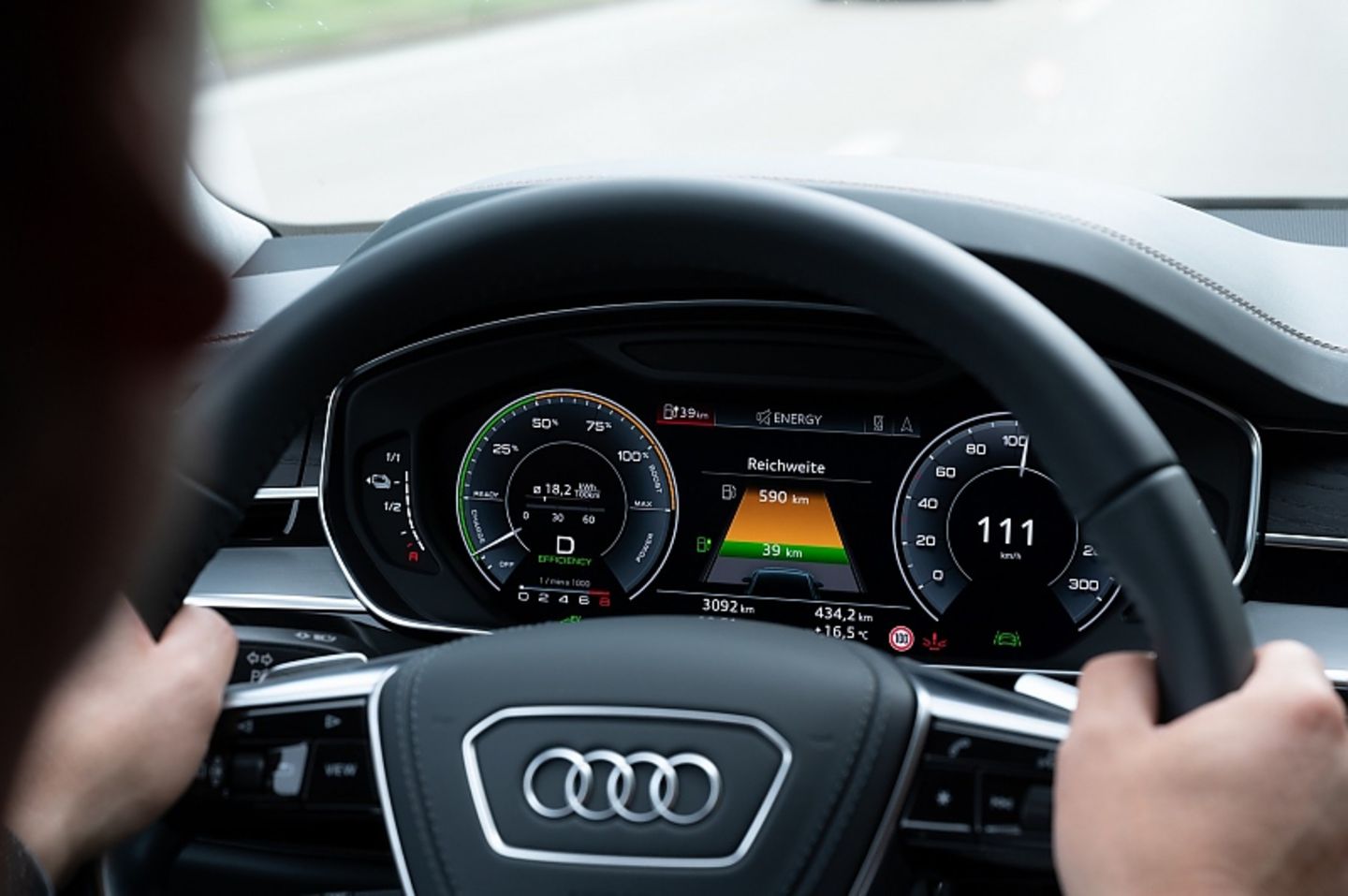Im Cockpit wird die Reichweiten-Kombination grafisch dargestellt