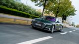 Nach 4,9 Sekunden erreicht der Audi A8L 60 TFSI e quattro 100 km/h
