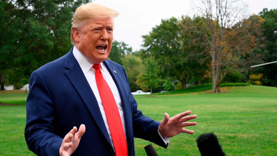 Donald Trump spricht im Garten des Weißen Hauses zu Reportern Donald Trump spricht im Garten des Weißen Hauses zu Reportern