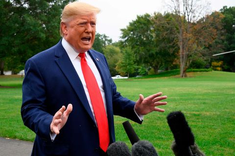Donald Trump spricht im Garten des Weißen Hauses zu Reportern