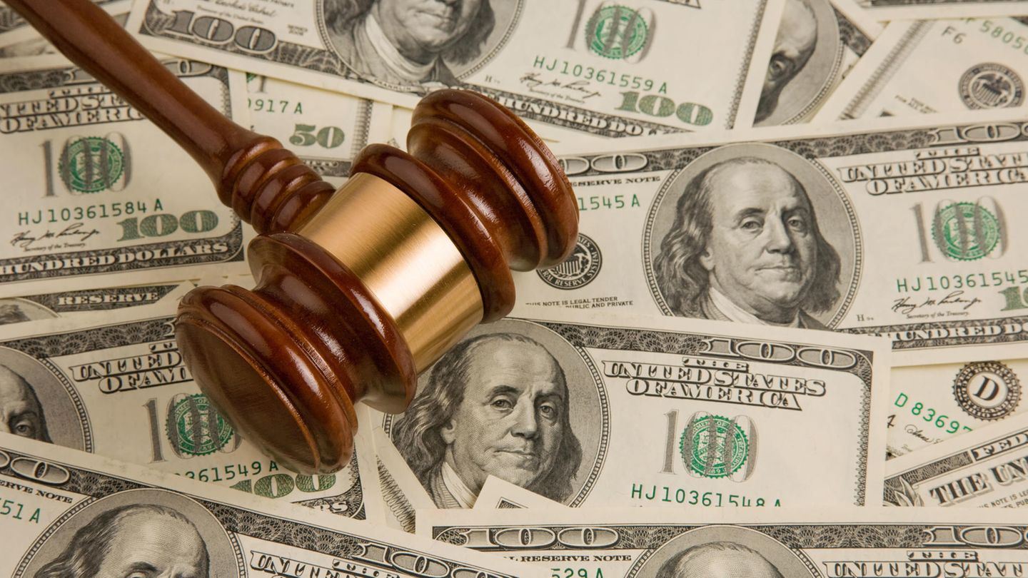 Ein Richter-Hammer liegt auf verstreuten US-Dollarnoten