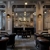 Platz 2: Connaught Bar, London, Großbritannien  Auch für das Connaught im Londoner Mayfair-Hotel ging es nach oben, von Platz 5 auf die 2. Und wer dort schon einmal einen Drink bestellt hat, weiß auch, warum: "Was auch immer in der Cocktail-Welt passiert, die Connaught Bar bleibt ihren Prinzipien treu - kunstvolle Drinks und anmutiger Service in einer stylishen Umgebung", schreibt die Jury. Hier bekommt man einen der besten Martinis der Welt, aber auch die Bloody Mary gehört zu den besten ihrer Art.  Mehr Informationen finden Sie auf der Website.