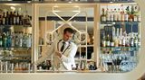 Platz 5: American Bar, London, Großbritannien  Die American Bar im Londoner Savoy steht schon seit mehr als 130 Jahren für exzellente Trinkkultur. Die Bartender tragen Hemden mit Manschettenknöpfen, die Drinks sind gekonnt in Szene gesetzt. Einen Punkt hebt die Jury aber besonders hervor, der in vielen Bars übersehen wird: die Musik. Die Klavierbegleitung sei hier ebenso essenziell wie die Cocktails. Dem ist sich das Bar-Team bewusst, weshalb man die Menükarte auf die Klaviermusik angepasst und auf Spotify eine eigene Playlist mit den Favoriten des leitenden Pianisten Jon Nickoll zusammengestellt hat.  Mehr Informationen finden Sie auf der Website.