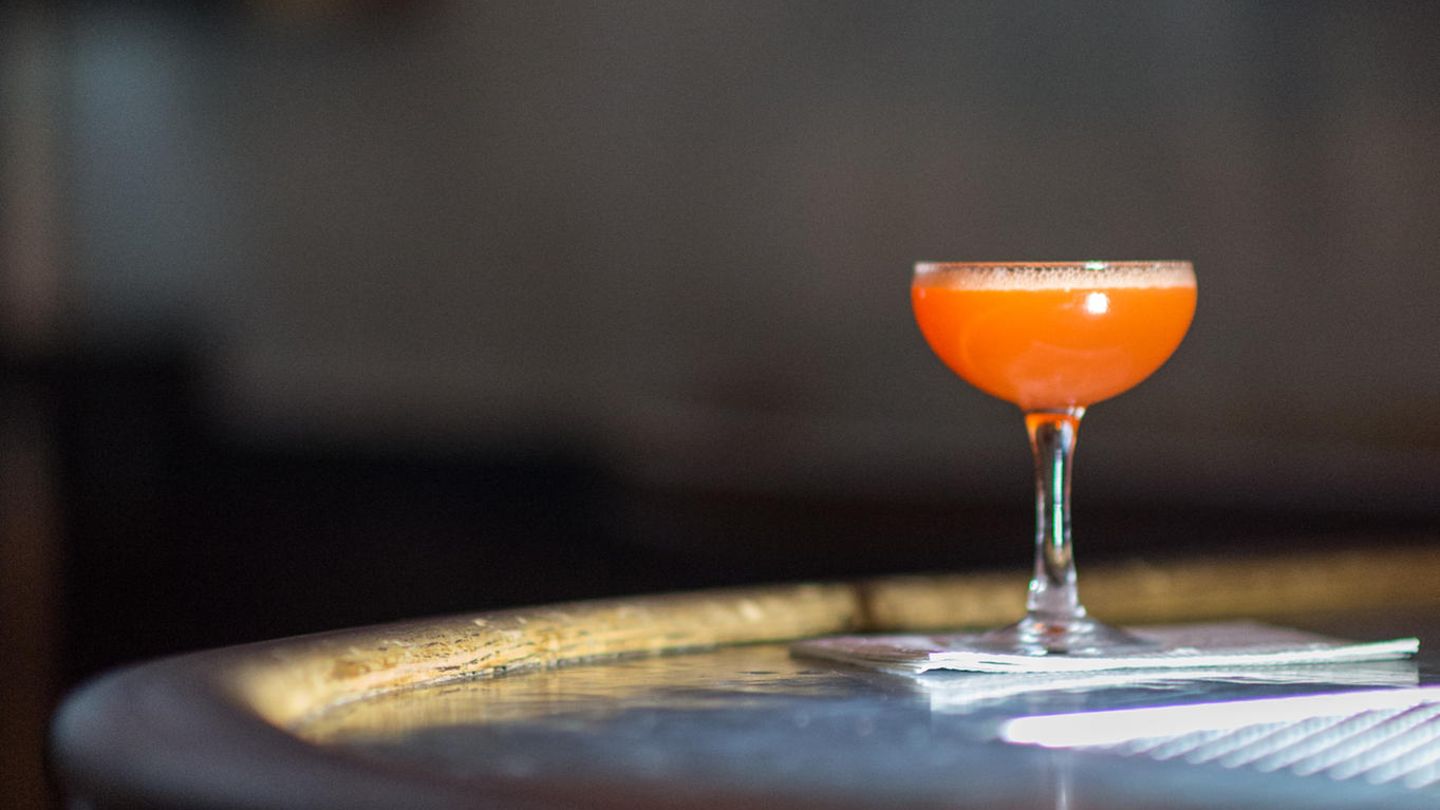 Platz 7: Attaboy, New York, USA  Eine Stadt, die niemals schläft, ist anscheinend auch immer durstig: Mit dem Attaboy landet New York erneut in den Top 10. Drinks und Service sind hier natürlich ebenfalls Weltklasse. Im Gegensatz zu vielen anderen Bars gibt es hier aber keine Cocktailkarte, stattdessen wird jeder Gast direkt vom Bartender beraten. Und an der Kompetenz gibt es keinen Zweifel: Mitbesitzer Sam Ross ist der Erfinder zweier moderner Klassiker, des Penicillin und des Paper Plane (hier auf dem Bild zu sehen).