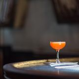 Platz 7: Attaboy, New York, USA  Eine Stadt, die niemals schläft, ist anscheinend auch immer durstig: Mit dem Attaboy landet New York erneut in den Top 10. Drinks und Service sind hier natürlich ebenfalls Weltklasse. Im Gegensatz zu vielen anderen Bars gibt es hier aber keine Cocktailkarte, stattdessen wird jeder Gast direkt vom Bartender beraten. Und an der Kompetenz gibt es keinen Zweifel: Mitbesitzer Sam Ross ist der Erfinder zweier moderner Klassiker, des Penicillin und des Paper Plane (hier auf dem Bild zu sehen).