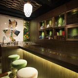 Platz 9: The Old Man, Hong Kong  Inspiriert von einem der bekanntesten Trinker der Weltgeschichte, zollt das "The Old Man" niemand Geringerem als Ernest Hemingway Tribut. Jeder Drink auf der Karte ist nach einem seiner Texte benannt. Der Jury gefällt der Mix aus stylischem und zugleich intimen Ambiente. Die Bar sei so eng, dass man zwangsläufig die Gespräche der Nachbarn mitbekommt - ein Effekt, der von den Barbesitzern Agung Prabowo, Roman Ghale und James Tamang beabsichtigt sei.  Mehr Informationen finden Sie auf der Website.