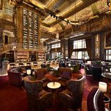 Platz 8: Atlas, Singapur, Singapur  Hier weiß man gar nicht, wo man zuerst hinschauen soll: Gold und Kupfer, Samt und Marmor, so weit das Auge reicht. Der Blickfang ist jedoch der Gin-Turm, der aus 1300 Flaschen besteht. Hier bekommt man neben sehr seltenen, alten Gin-Sorten auch rare Whiskys.  Mehr Informationen finden Sie auf der Website.