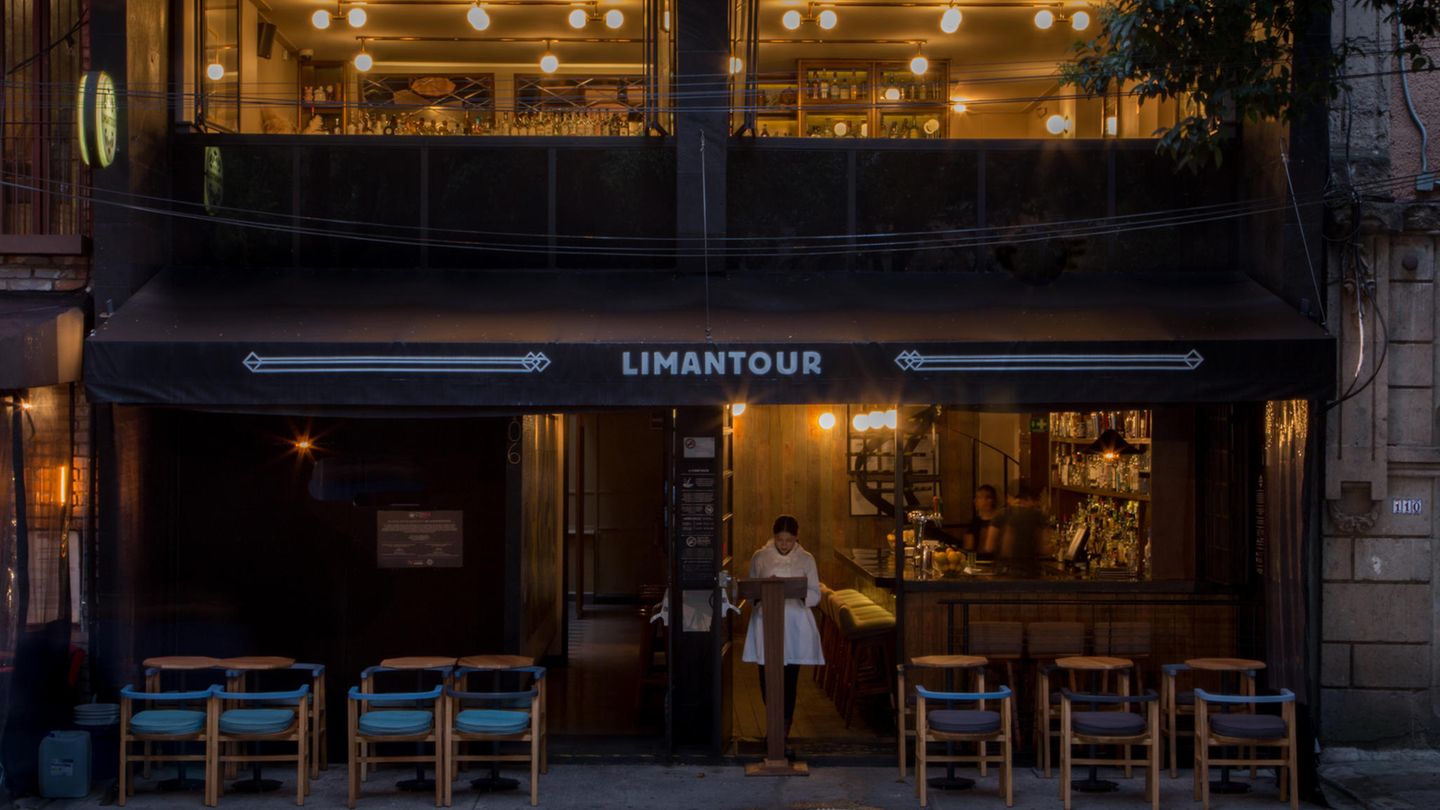 Platz 10: Licorería Limantour, Mexiko-Stadt, Mexiko  Mit fast neun Millionen Einwohnern ist Mexiko-Stadt eine der pulsierendsten Metropolen Amerikas, in der es mitunter chaotisch zugeht. Das Limantour fungiert mit seinem schlichten Interieur als Ruhepol in all der Großstadthektik: Der Service ist zuvorkommend, die Drinks Weltklasse. Die Bar ist "immer voll, immer lebhaft und, am wichtigsten, immer voller Spaß", schreibt die Jury.  Mehr Informationen finden Sie auf der Website.