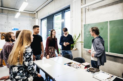 Ein Lehrer spricht vor Schülern