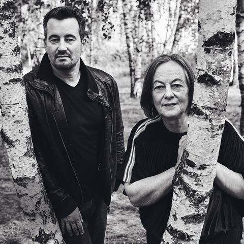 Christian und Heide Schwochow in einem Waldstück in Berlin