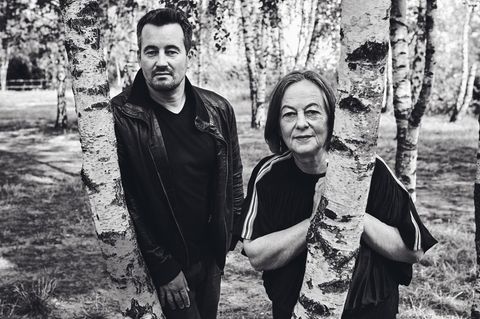Christian und Heide Schwochow in einem Waldstück in Berlin
