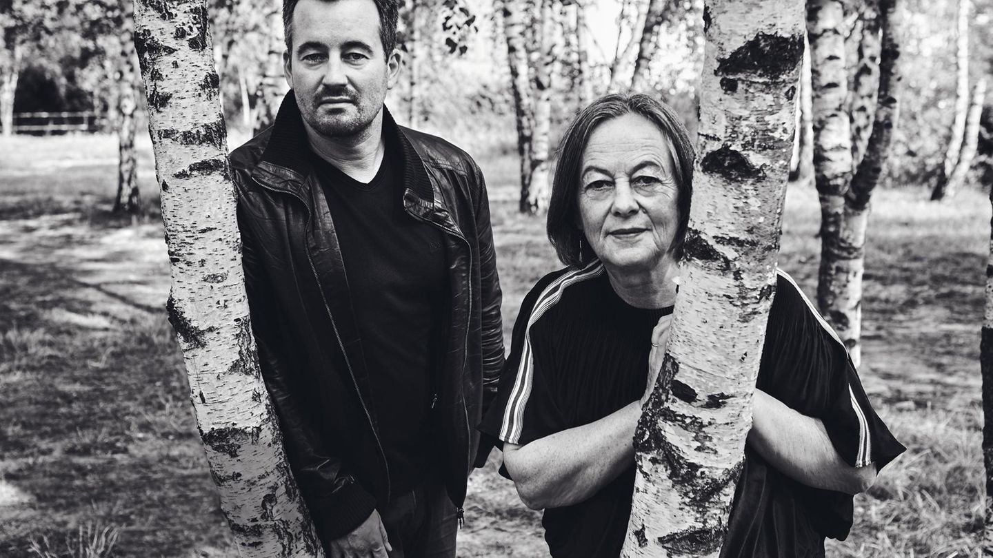 Christian und Heide Schwochow in einem Waldstück in Berlin