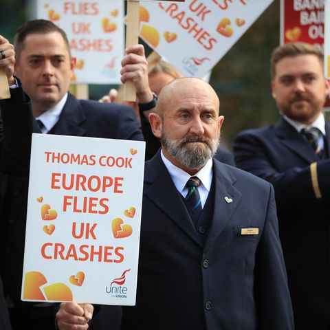Ehemalige Mitarbeiter des insolvent gegangenen britischen Reisekonzerns Thomas Cook protestieren bei einer Kundgebung vor dem Kongresszentrum, in dem der Parteitag der britischen Konservativen stattfindet.