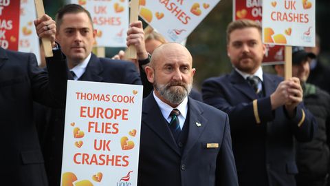 Ehemalige Mitarbeiter des insolvent gegangenen britischen Reisekonzerns Thomas Cook protestieren bei einer Kundgebung vor dem Kongresszentrum, in dem der Parteitag der britischen Konservativen stattfindet.