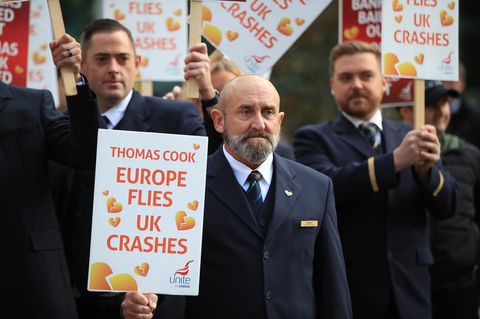 Ehemalige Mitarbeiter des insolvent gegangenen britischen Reisekonzerns Thomas Cook protestieren bei einer Kundgebung vor dem Kongresszentrum, in dem der Parteitag der britischen Konservativen stattfindet.