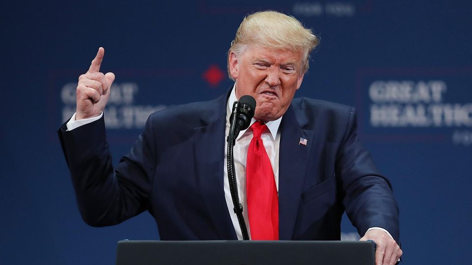 Donald Trump spricht und gestikuliert mit verzerrtem Gesicht Donald Trump spricht und gestikuliert mit verzerrtem Gesicht