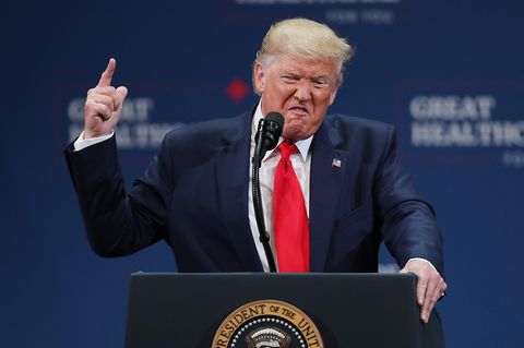 Donald Trump spricht und gestikuliert mit verzerrtem Gesicht
