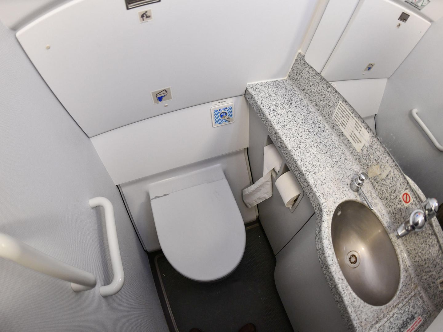 Toiletten-Drama in 12.000 Metern Hhe: Jet muss auerplanmig landen |  STERN.de