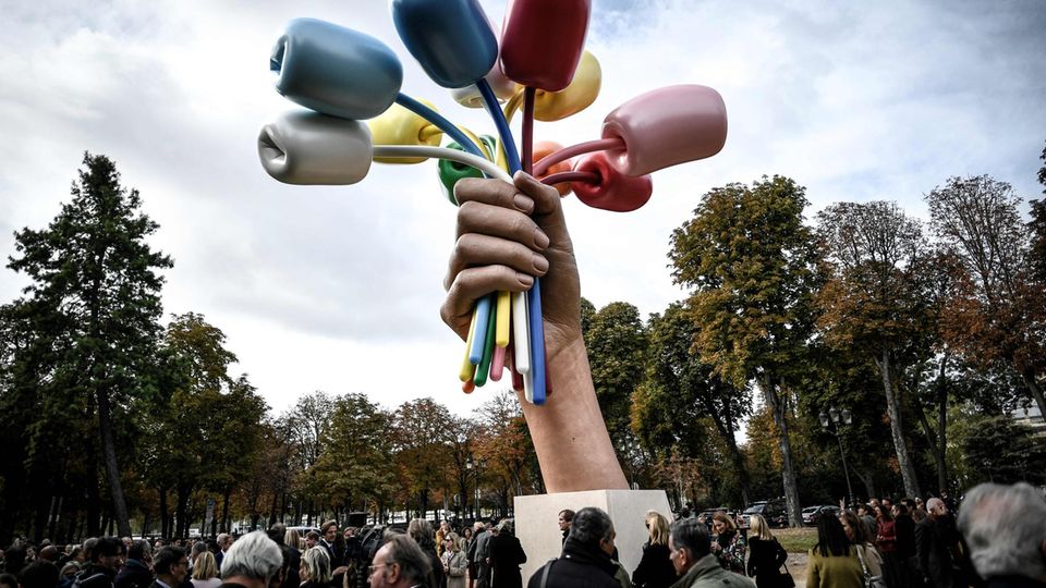 Zahlreiche Schaulustige nahmen die neue Skulptur von Jeff Koons direkt unter die Lupe Zahlreiche Schaulustige nahmen die neue Skulptur von Jeff Koons direkt unter die Lupe