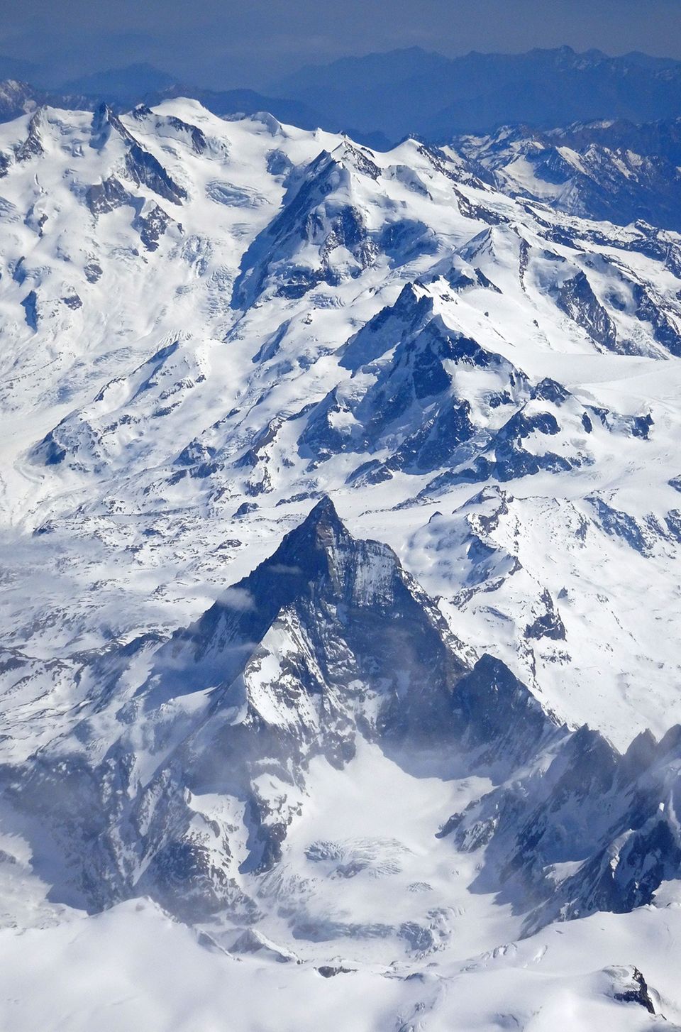 Im Vordergrund: Das 4478 Meter hohe Matterhorn mit der Westwand