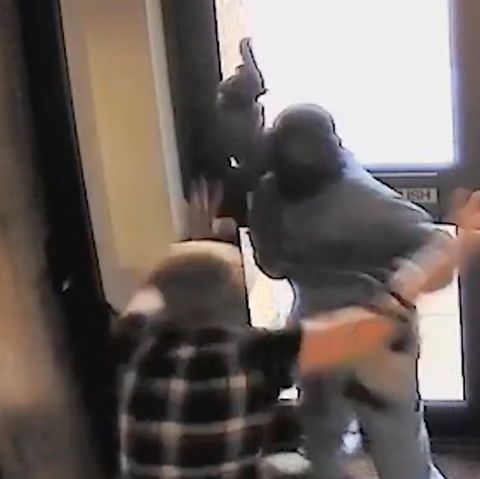 Die Angestellte wehrt einen Bankräuber ab