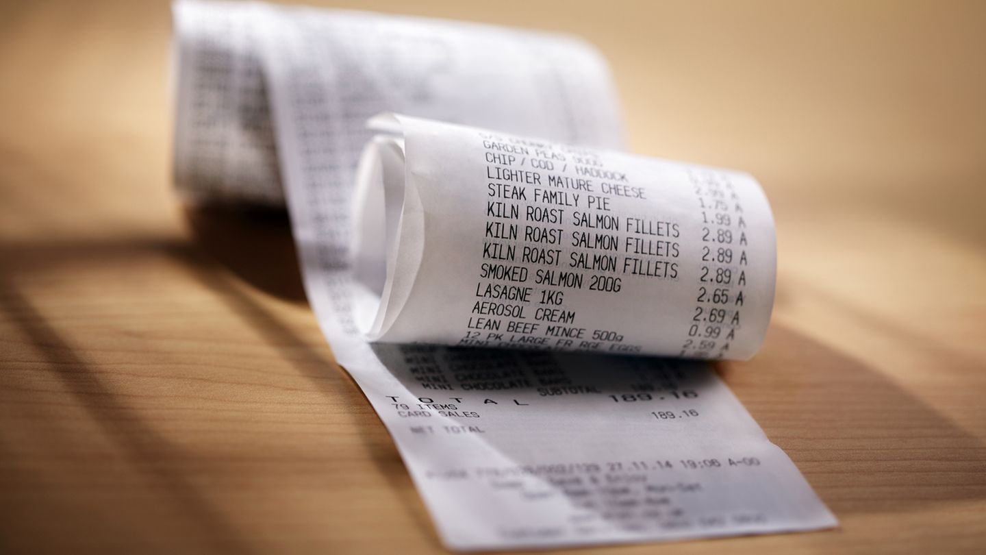Wie schnell muss ich den Kassenbon kontrollieren?  An den meisten Supermarktkassen geht das Scannen so schnell, dass man unmöglich jeden Posten währenddessen prüfen kann - zumal man ja auch mit Warenverstauen beschäftigt ist. Da hilft der anschließende Check des Kassenbons. Den sollte man auch noch im Kassenbereich vornehmen und nicht erst am Auto oder zu Hause. Denn nach Verlassen des Ladens lässt sich nicht mehr beweisen, ob ein Joghurt oder eine Milch zu viel abgerechnet wurde.