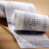 Wie schnell muss ich den Kassenbon kontrollieren?  An den meisten Supermarktkassen geht das Scannen so schnell, dass man unmöglich jeden Posten währenddessen prüfen kann - zumal man ja auch mit Warenverstauen beschäftigt ist. Da hilft der anschließende Check des Kassenbons. Den sollte man auch noch im Kassenbereich vornehmen und nicht erst am Auto oder zu Hause. Denn nach Verlassen des Ladens lässt sich nicht mehr beweisen, ob ein Joghurt oder eine Milch zu viel abgerechnet wurde.