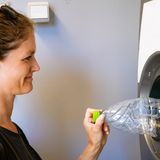 Wie lange kann ich einen Pfandbon einlösen?  Pfandbons sind drei Jahre lang und dann noch einmal bis zum Ende des Kalenderjahres einlösbar. Für jeden Pfandbon aus dem Jahr 2019, bekommen Sie demnach noch bis Ende 2022 Geld zurück. Allerdings nur in genau der Filiale, die ihn ausgegeben hat.