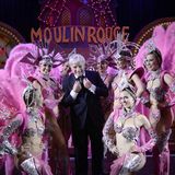 Der Enkel Jean-Jacques Clerico zwischen Damen im Jahre 2014: Sein Vater Jacki Clerico (1929-2013) leitete über fünf Jahrzehnte das Moulin Rouge, nachdem er 1962 die Führung von seinem Vater Joseph übernommen hatte.