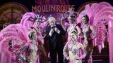 Der Enkel Jean-Jacques Clerico zwischen Damen im Jahre 2014: Sein Vater Jacki Clerico (1929-2013) leitete über fünf Jahrzehnte das Moulin Rouge, nachdem er 1962 die Führung von seinem Vater Joseph übernommen hatte.