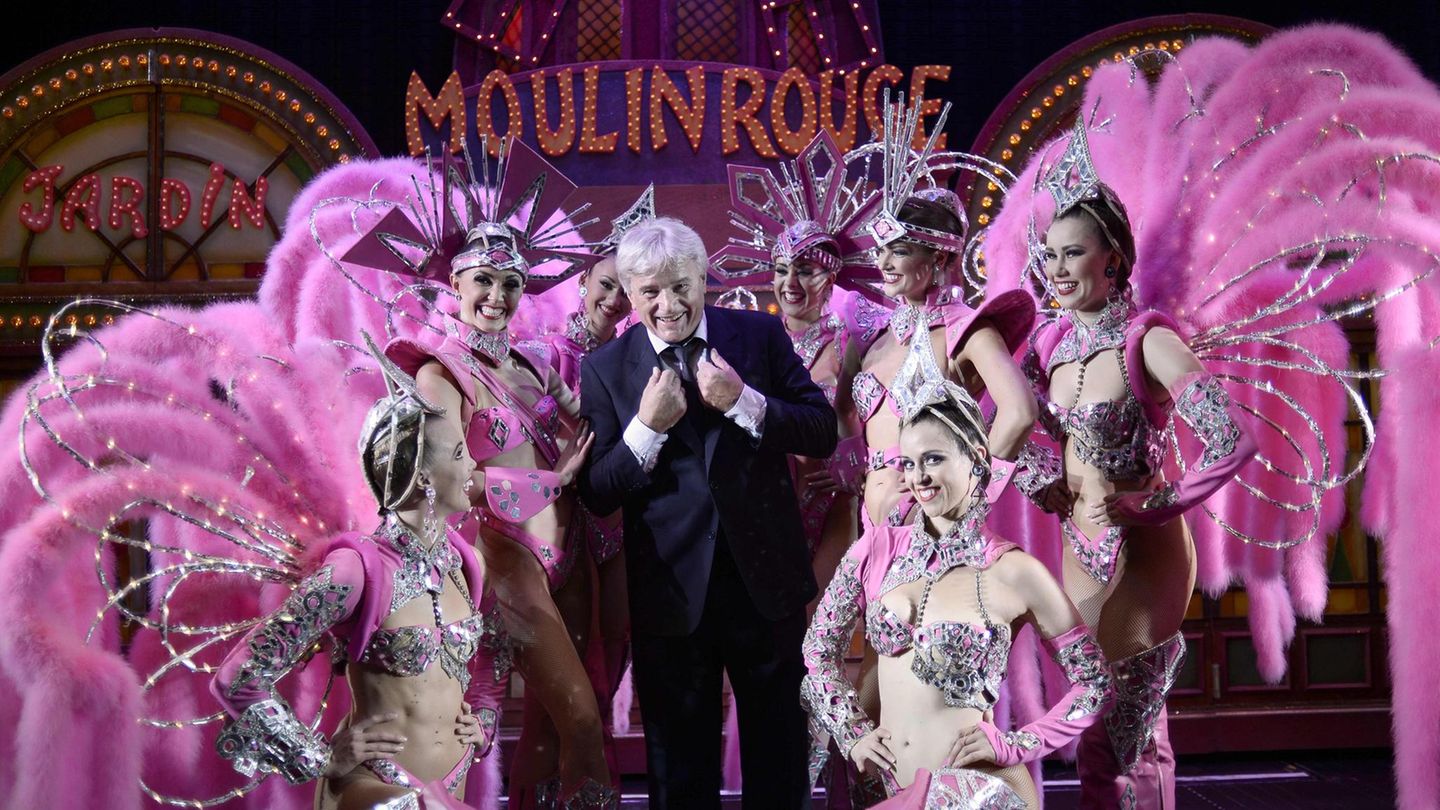 Der Enkel Jean-Jacques Clerico zwischen Damen im Jahre 2014: Sein Vater Jacki Clerico (1929-2013) leitete über fünf Jahrzehnte das Moulin Rouge, nachdem er 1962 die Führung von seinem Vater Joseph übernommen hatte.