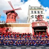 Posen für ein Jubiläumsfoto zum 130. Geburtstag: die langbeinigen Tänzerinnen des Moulin Rouge in Paris
