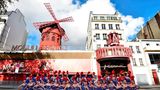 Posen für ein Jubiläumsfoto zum 130. Geburtstag: die langbeinigen Tänzerinnen des Moulin Rouge in Paris