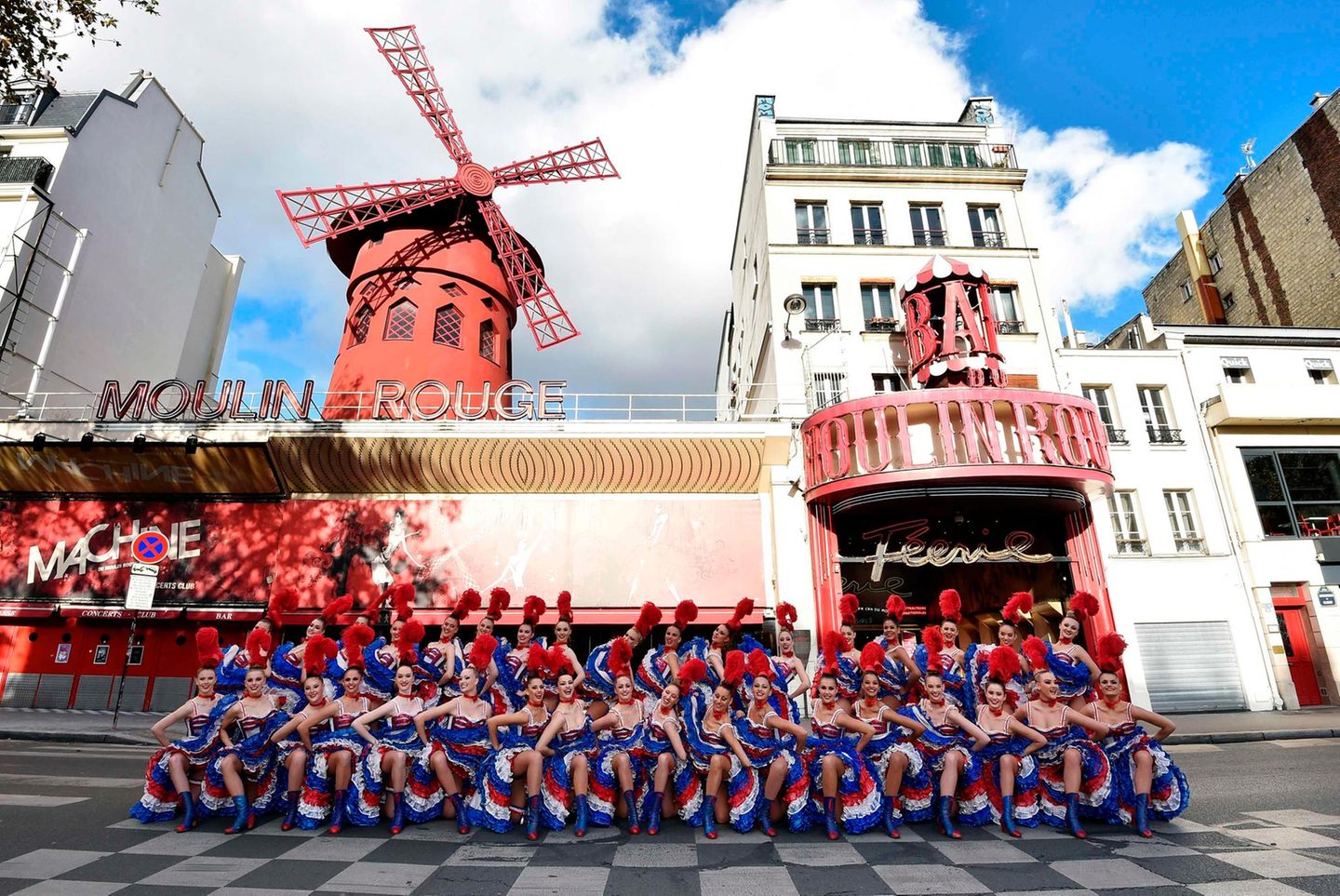 Posen für ein Jubiläumsfoto zum 130. Geburtstag: die langbeinigen Tänzerinnen des Moulin Rouge in Paris