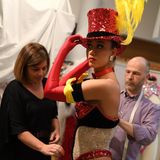 Sitzt der Hut auch richtig? Hinter der Bühne bereiten sich die australische Tänzerin Courtney  auf ihren Auftritt vor.