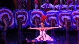 Am Ende der großen Show: Die Tänzerinnen werden mit Applaus überhäuft. Die Eintrittspreise zu den zwei täglichen Shows beginnen bei 109 Euro pro Person. Weitere Infos: www.moulinrouge.fr