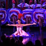 Am Ende der großen Show: Die Tänzerinnen werden mit Applaus überhäuft. Die Eintrittspreise zu den zwei täglichen Shows beginnen bei 109 Euro pro Person. Weitere Infos: www.moulinrouge.fr