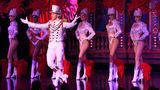 Bei den zwei abendlichen Bühnen-Shows sind bis zu 20 Tänzer und 60 Tänzerinnen auf, die "Doriss Girls".