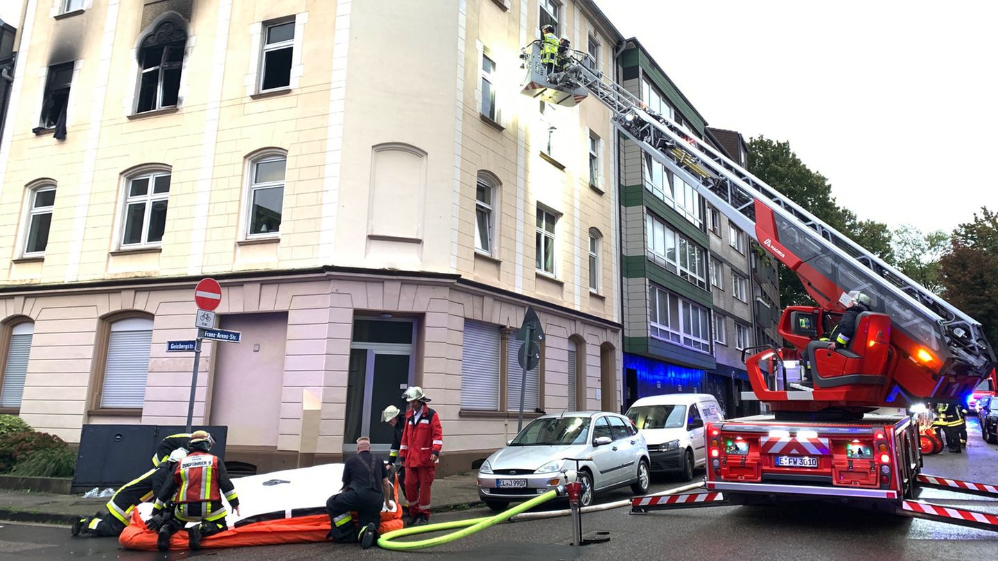 Einsatzkräfte der Feuerwehr sind vor einem Haus im Einsatz