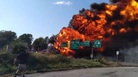Nach einem Unfall bricht ein Tankwagen auf der Autobahn im US-Bundesstaat Kansas in Flammen aus.