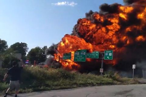 Nach einem Unfall bricht ein Tankwagen auf der Autobahn im US-Bundesstaat Kansas in Flammen aus.