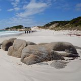 Laufen im feuchten Sand in der Bay of Fires in Tasmanien: Hier sieht die Küste noch immer so unberührt aus wie im Jahre 1642, als der niederländische Seefahrer Abel Tasman den Landstrich für die Europäer entdeckte.