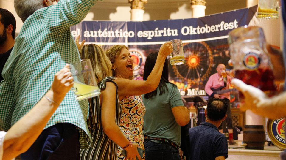 Hoch die Bierkrüge auch auf Mallorca: Das Oktoberfest dauert auf der Balearen-Insel bis zum 13. Oktober.