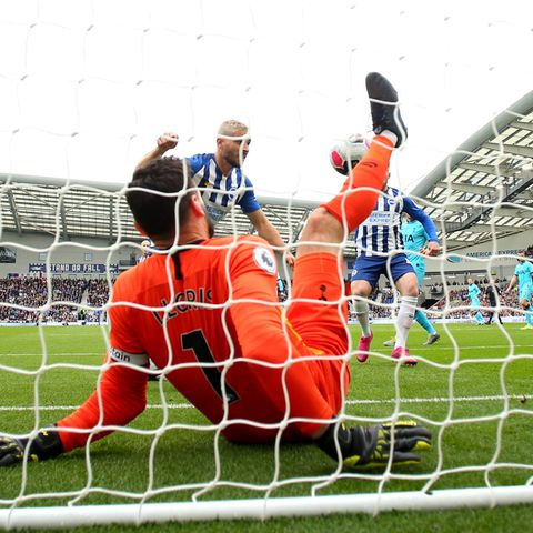 Der Moment, in dem der Arm von Hugo Lloris wegknickte