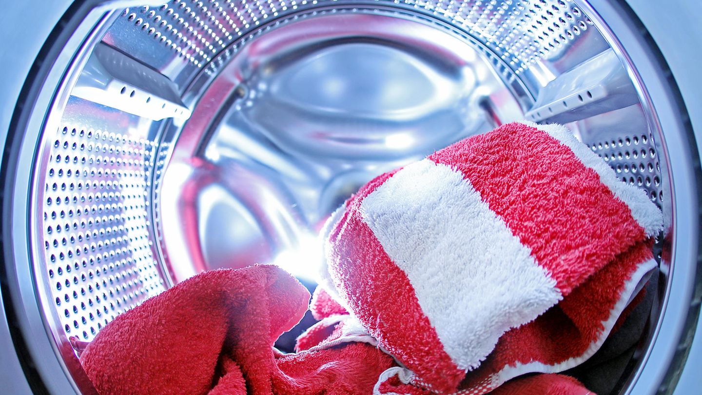 Die Wäsche duftet, kommt frisch und flauschig aus der Waschmaschine - und ist dennoch womöglich mit Keimen belastet.