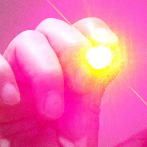 Eine Hand hält einen Laserpointer